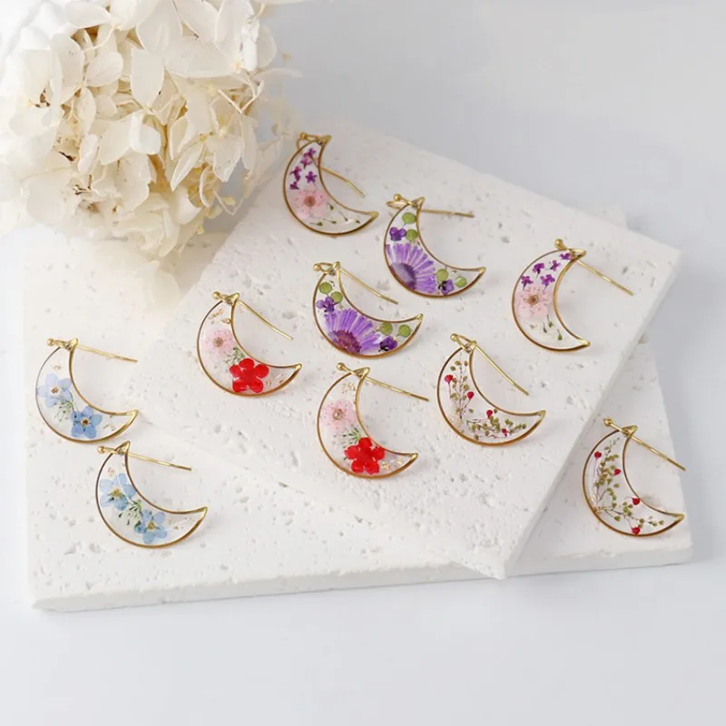Cute Moon Earring With Dried Flower Jewelry Unique Moon Shape Epoxy Resin Natural Flower Earrings Colored Pressed Flower Earring