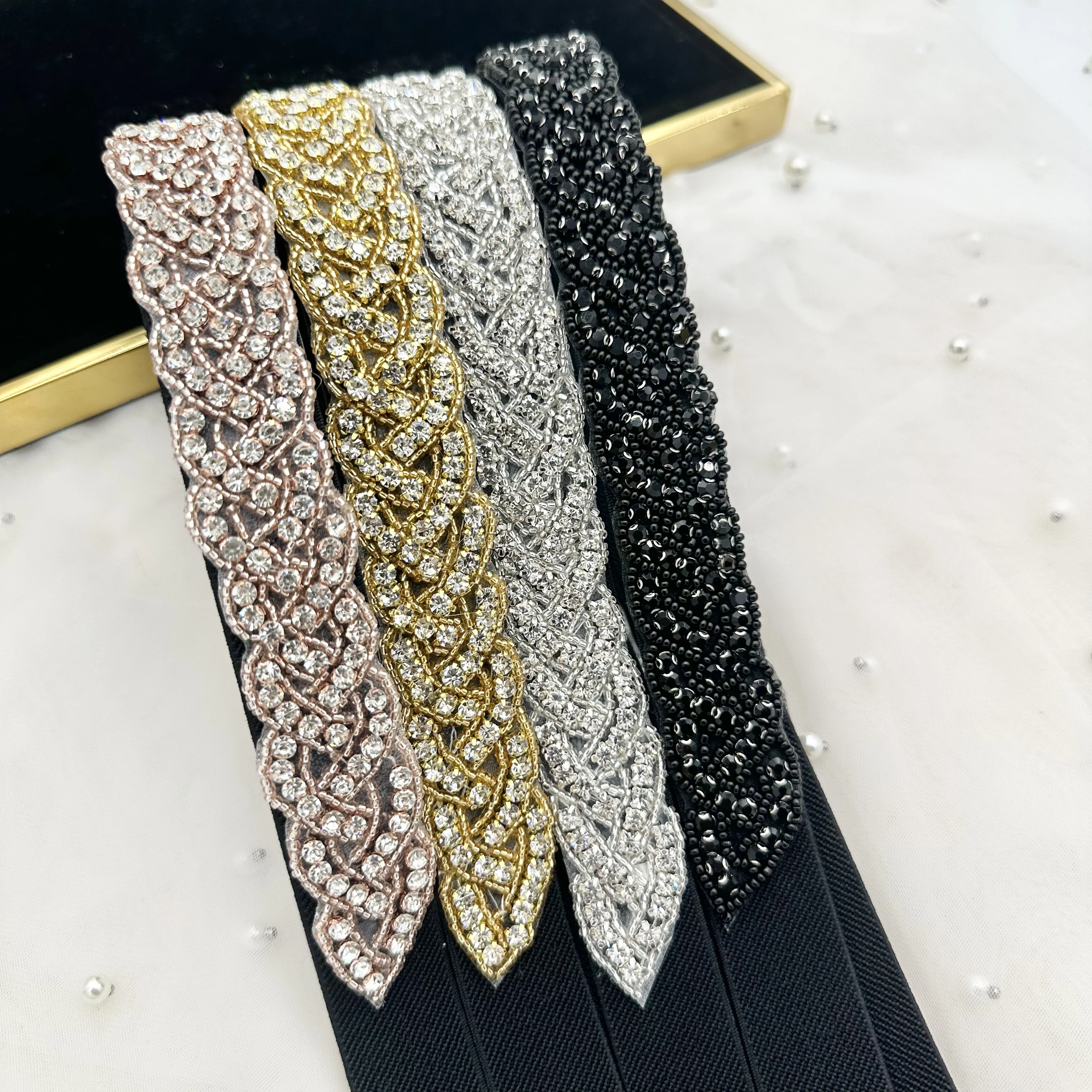 

Черные стеклянные рисовые бусины в форме пшеничных ушей, сшитые вручную, с бриллиантами и клейкими заплатками для женского платья, аксессуары для официального пояса