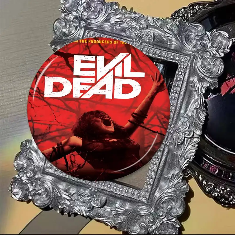 الكلاسيكية فيلم الرعب قماش الفن الشر الميت أنيمي دبابيس لطيف الكرتون شارة سترة الجينز التلبيب دبوس هدية الملحقات #5