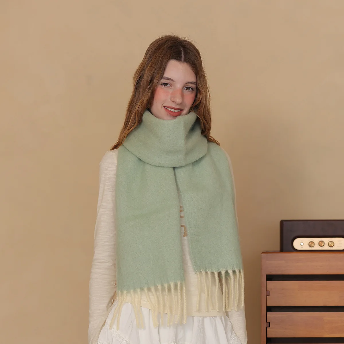 

Новинка зимы 2025 года, макарон, 32% шерсть, смешанная кисточка, контрастный женский модный шарф, однотонный, теплая, мягкая, теплая, внешняя шаль для пары