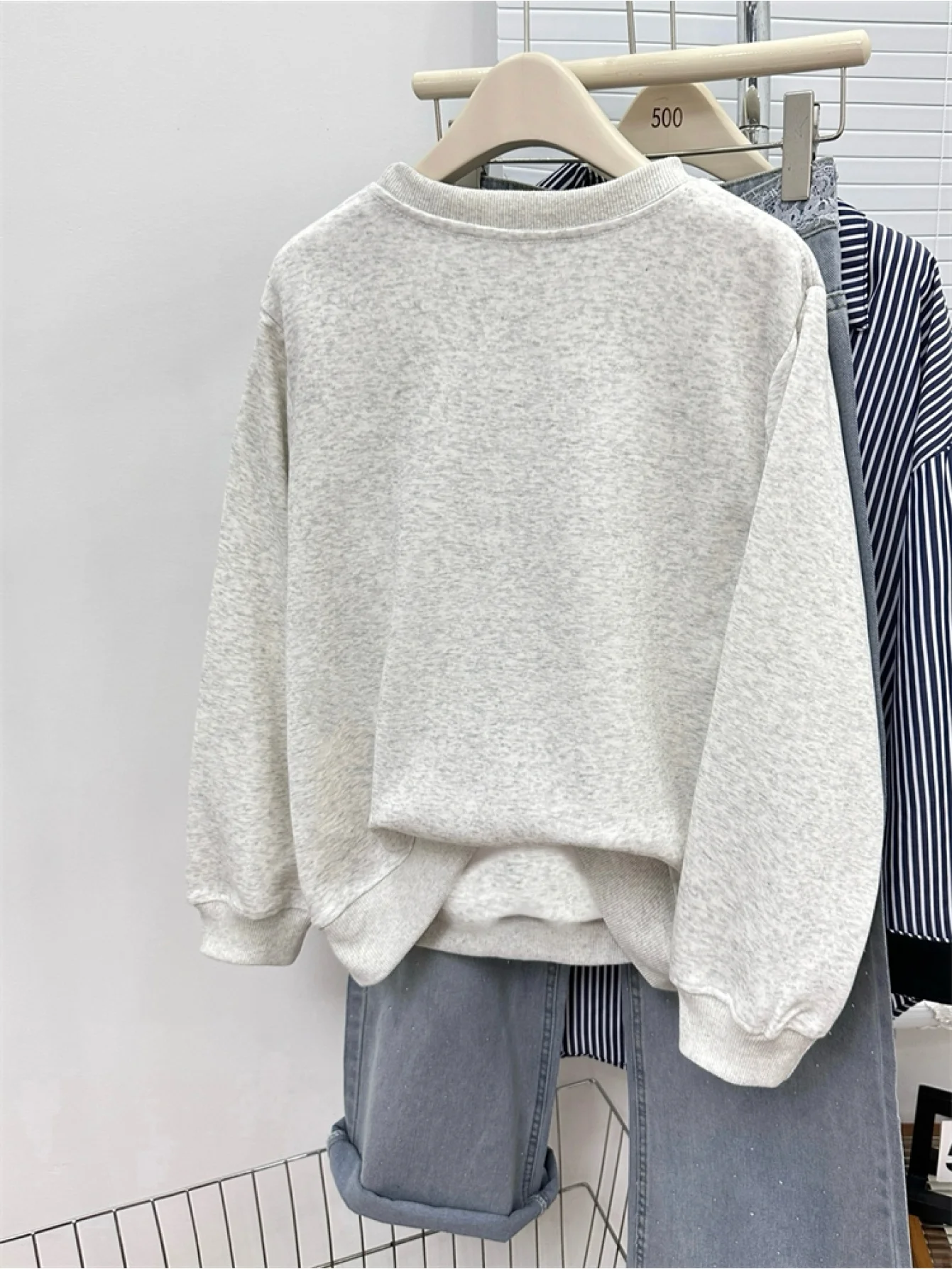 سويت شيرت نسائي كاجوال بأكمام طويلة "HOLIDAY 1981" مطبوع بنمط هندسي مجموعة الخريف والشتاء باللون الأبيض مع حروف سوداء