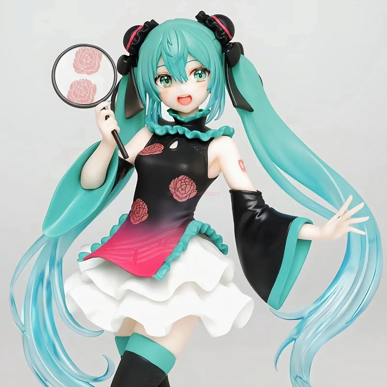 Hatsune miku anime menina figura em tradicional chinês cheongsam em pé com ventilador portátil modelo colecionável boneca para crianças presente