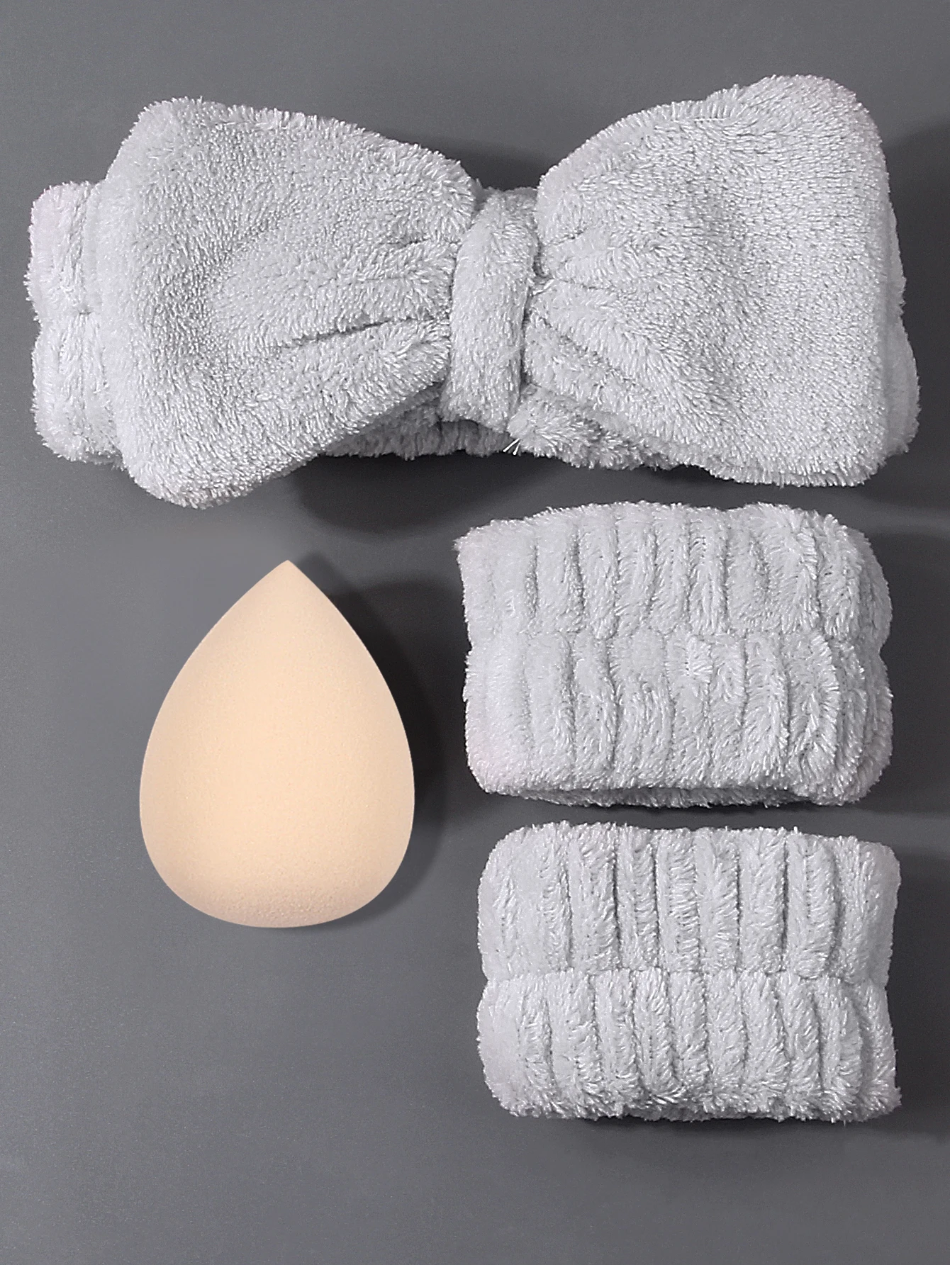 2025 Nuovo set di 4 strumenti per la cura della pelle e il trucco: include fascia per capelli con fiocco, braccialetto resistente all'acqua + set di spugna di bellezza e soffio per cipria