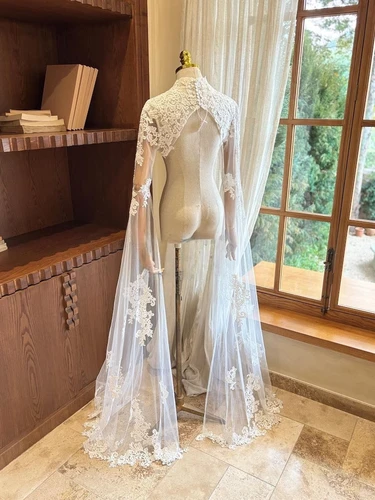 Imagen 2 del producto Bolero de encaje floral elegante personalizado para boda, cubrevestido nupcial vintage, bolero de encaje de manga larga, chaqueta nupcial con mangas acampanadas, top de encaje