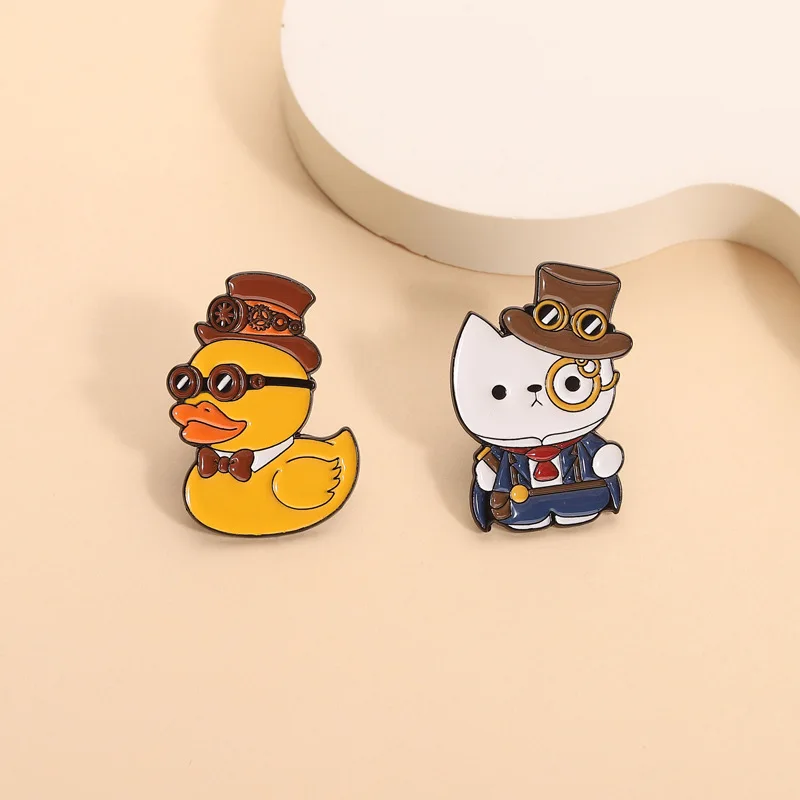 Animal Brooches Vintage Gentleman's Yellow Duck Metal Badges Small Gifts Wholesale Lapel Pins for Clothes Backpack Pin Brooch