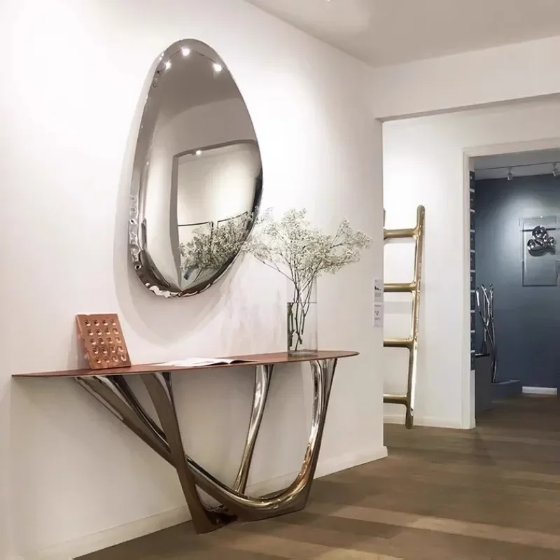 Table d'entrée de couloir contre le mur, table décorative irrégulière