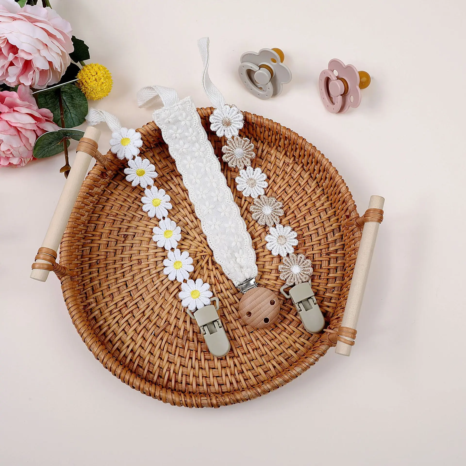 

Lace Embroidered Newborn Beech Wood Pacifier Clip Rope Nipple Chain For Baby Daisy Flower Dummy Nipple Holder for Teething Toys