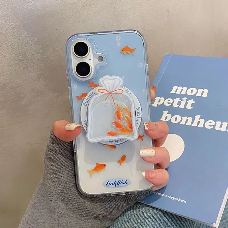 Gradiente Aqua Blue Cute Little Goldfish Magsafe Funda de carga inalámbrica para iPhone 15 16 Goldfish Shake Soporte magnético