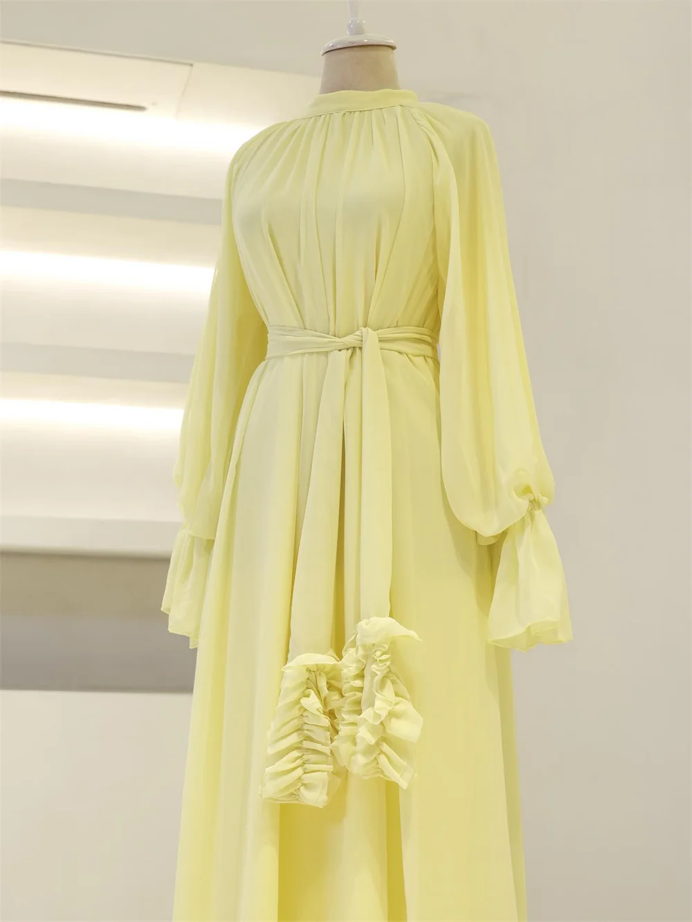 فستان سهرة مخصص من Contessa فستان حفلة موسيقية أنيق رومانسي من الشيفون ثوب رسمي برقبة عالية وأكمام طويلة بحزام مع تفاصيل كشكش