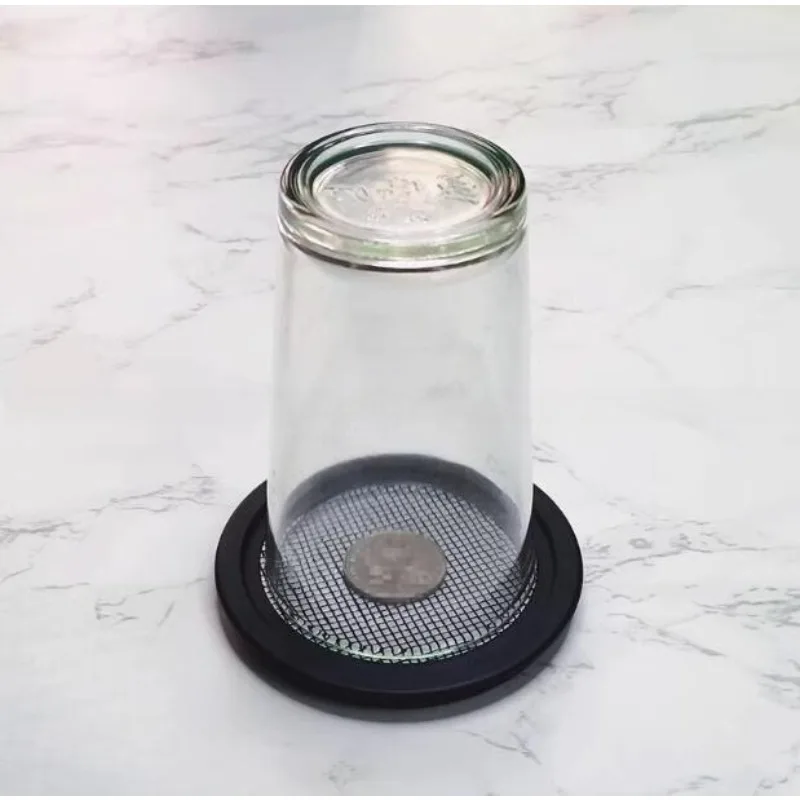 Pièce de monnaie Miracle à travers la tasse en verre, tours de magie, pièces de monnaie apparaissent, magicien de magie, gros plan, illusion de rue, accessoires de mentalisme
