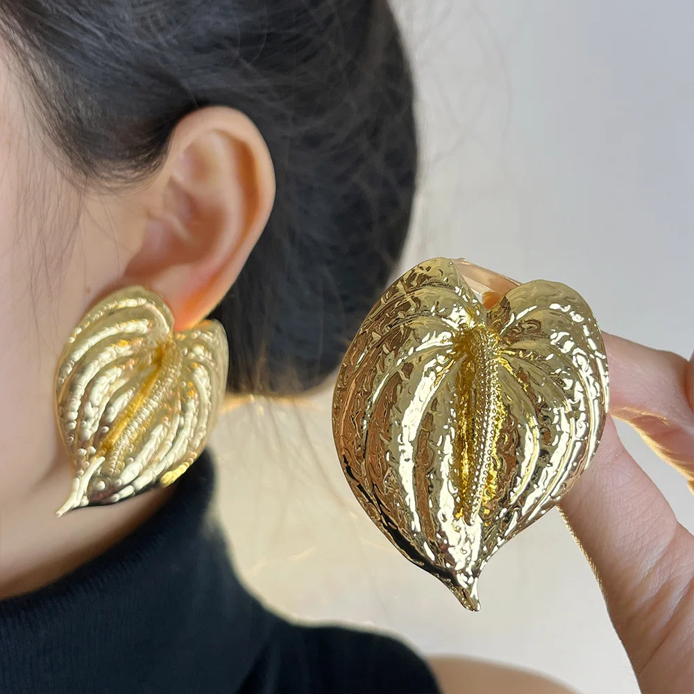 

Europe And The United States New Exaggerated Metal Leaf Earrings Light Luxury Temperament Female Jewelry Accessories 2025
