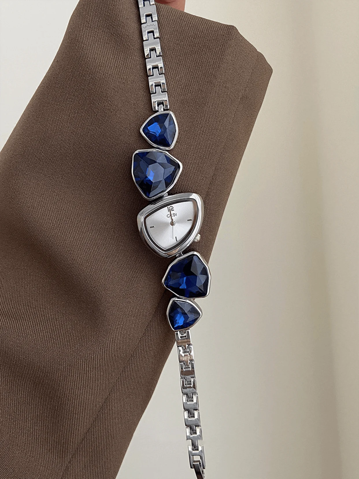 Luxuriöse Kristallbesetzte Arm – Watch Triangle Luxury Bewertung und Preis