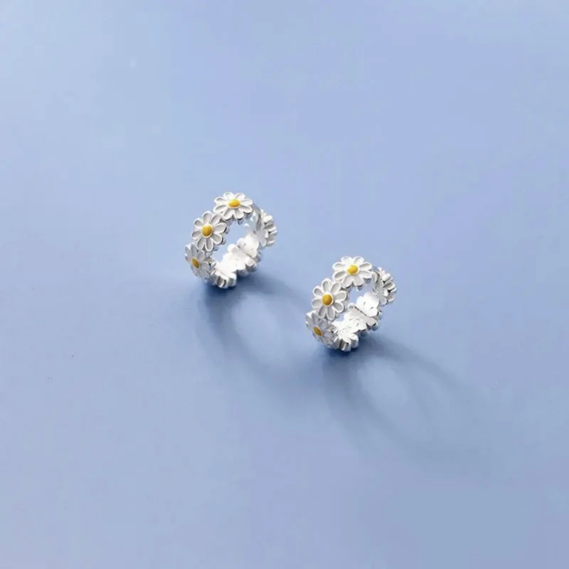 Sweet Daisy Flower Hoop Earrings For Women 2023 New Fashion Round Earrings For Wedding Party Korean Temperament Ear Jewelry K0