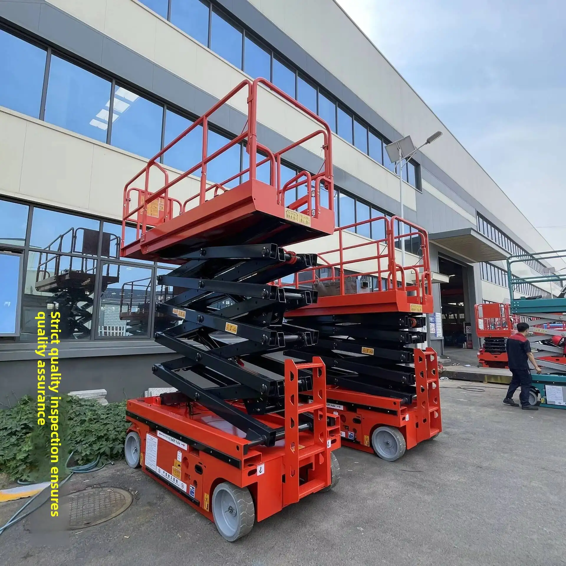 New Factory Direct Supply Shandong 8m Construction Scissor Lift Self Propelled Hydraulic Electric Mobile 2 Persons Capacity