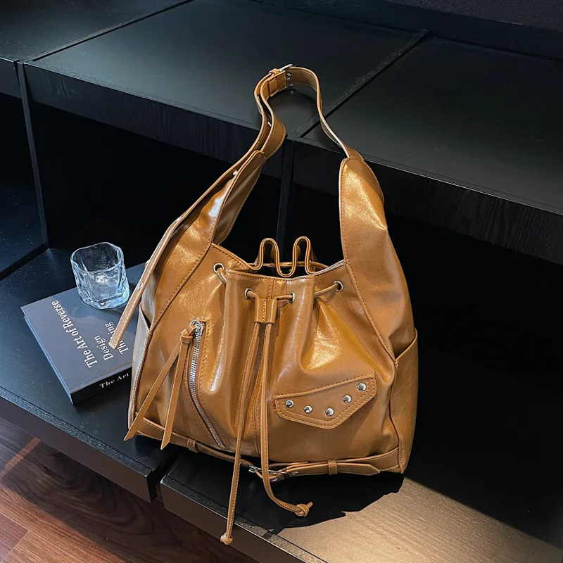 

Женская сумка-мешок в мотоциклетном стиле, винтажная байкерская шикарная сумка через плечо из потертой кожи, противоугонная сумка для поездок на работу