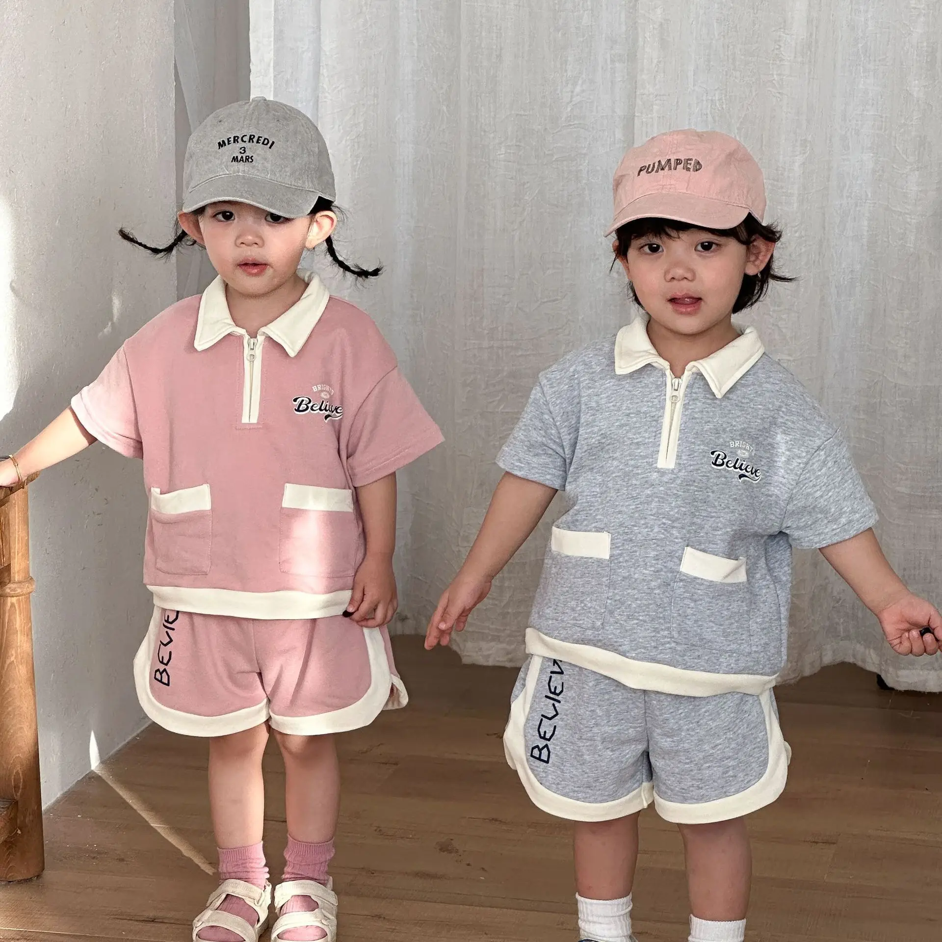 

Летний комплект детской одежды 2026: футболка с отложным воротником и шорты для мальчиков и девочек, 2 предмета, хлопок, повседневный спортивный костюм