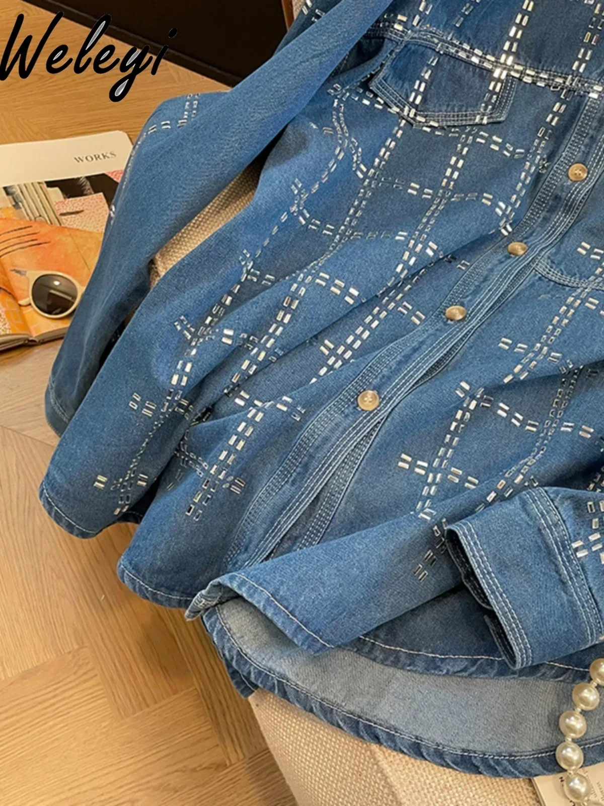 Camicia di jeans tempestata di diamanti all'inizio dell'autunno femminile 2024 autunno nuove camicie di jeans sottili a maniche lunghe monopetto larghe di media lunghezza