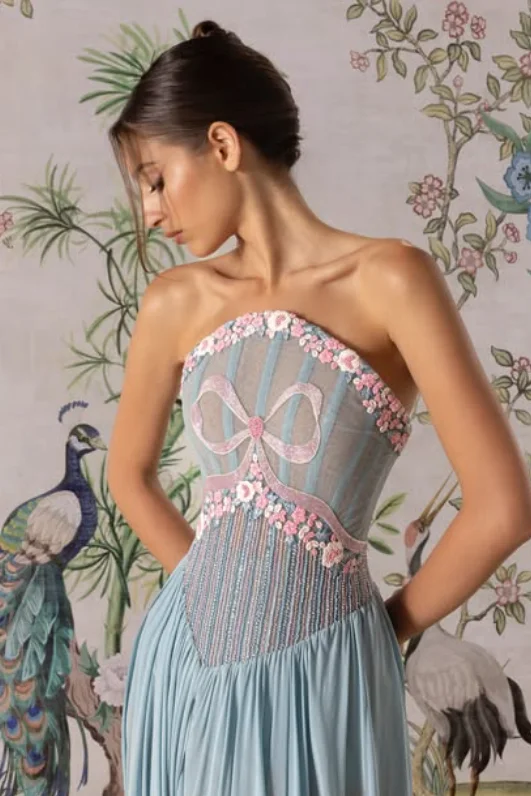 高品質カスタマイズされたストラップレスノースリーブアップリケハイフォークフロアレングスブルーリボン花女性ローブ · ド · ソワレファムシック