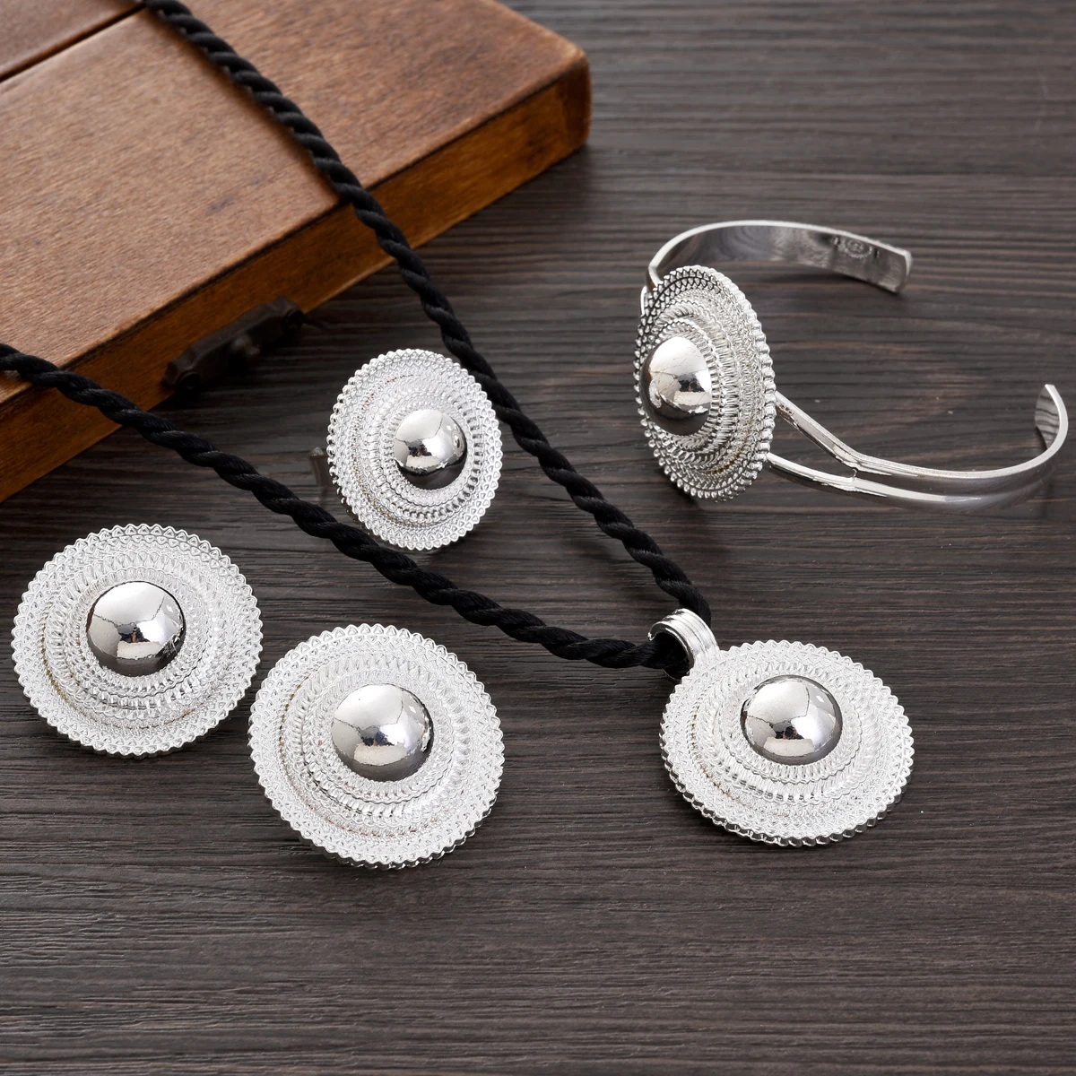 Africa Silver Color Round Geom - огляд і ціна Men'S Accessories Dubai