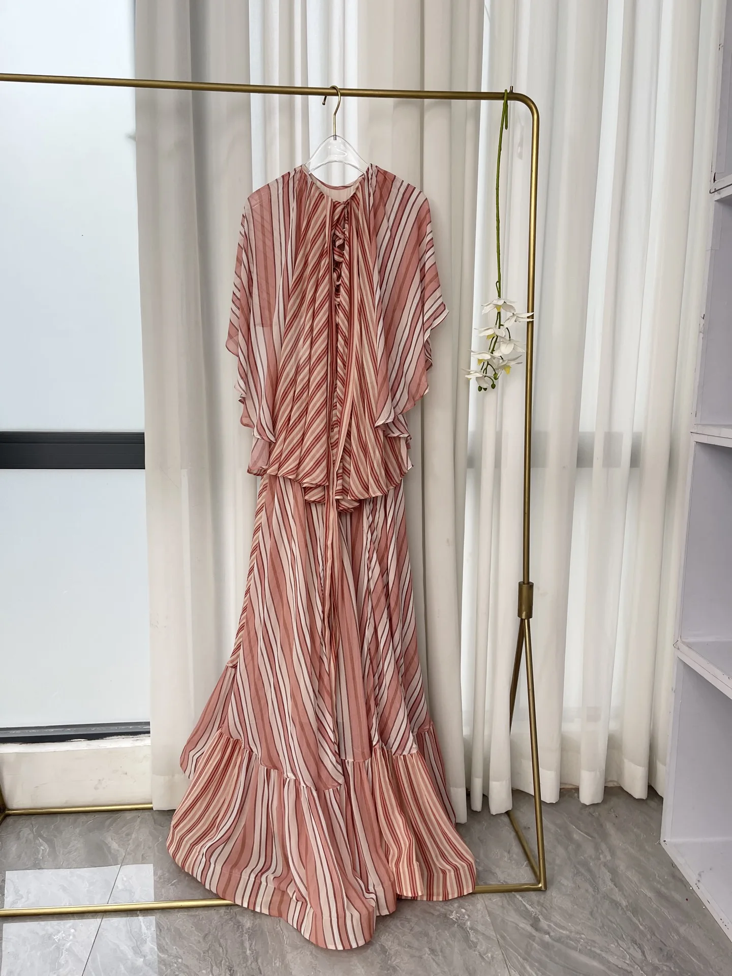 2026 Damen-Maxikleid, rot, gestreift, langärmelig, Rüschen, Taille, aushöhlen, Schultern, mit geschnittenem Cape-Stil, Overlay, Meerjungfrau-Maxikleid