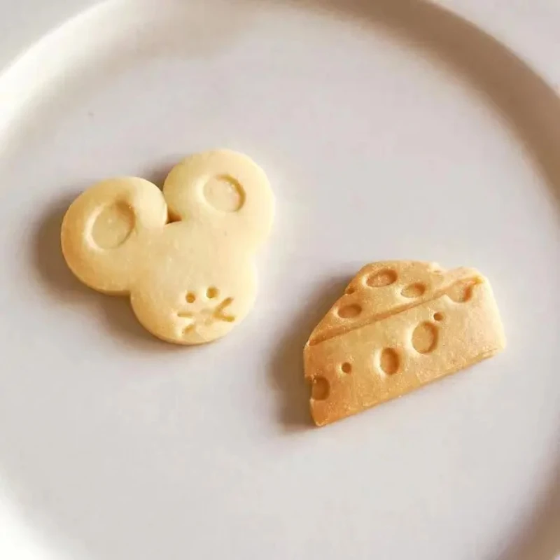 Cute Mouse Eating Cheese Shaped Cookie Cutters Cartoon Animal Biscuits Moulds Stamps 3D PLA Fondant Embossing Baking Tools