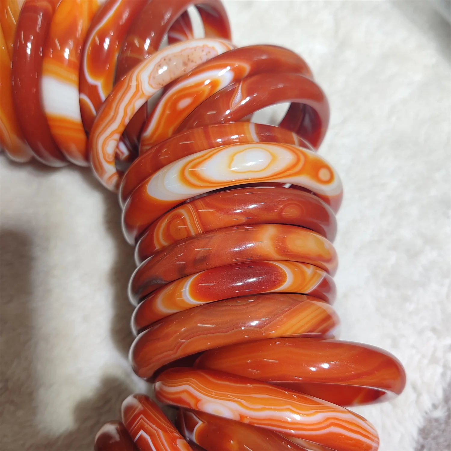 1pcs/lot exquisite natural chalcedony agate closed mouth bracelet red white texture Natural glow Various sizes New Chinese style