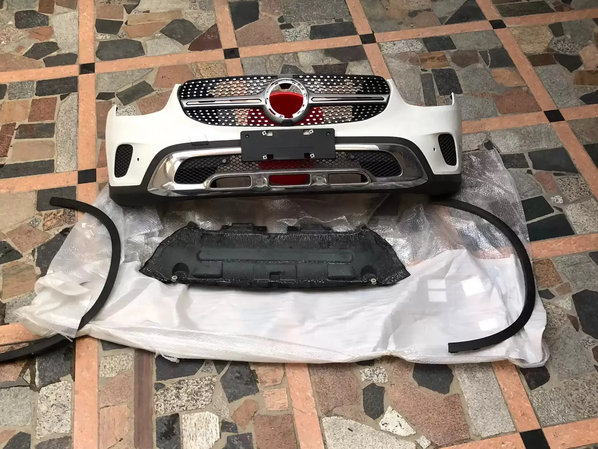 

Car front bumper surrounded Body kit radiator grille grill for Mercedes Benz GLC260 2021