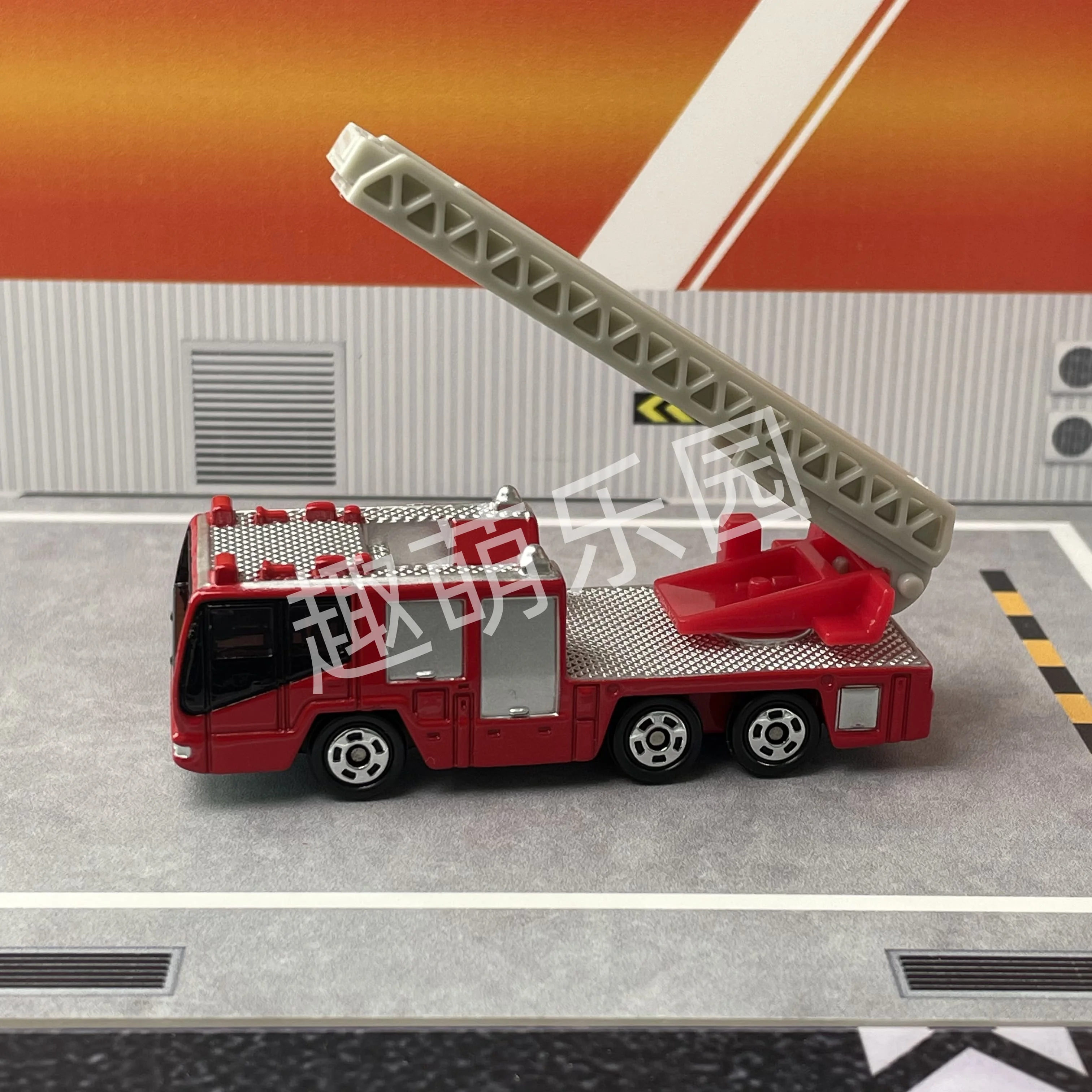 Tomica No.108 Hino Wóz Strażacki z Wysięgnikiem Odlewany Statyczny Samochód Ze Stopu Metalu Model Kolekcjonerski Ekspozycyjny Zabawka Prezent dla Chłopca