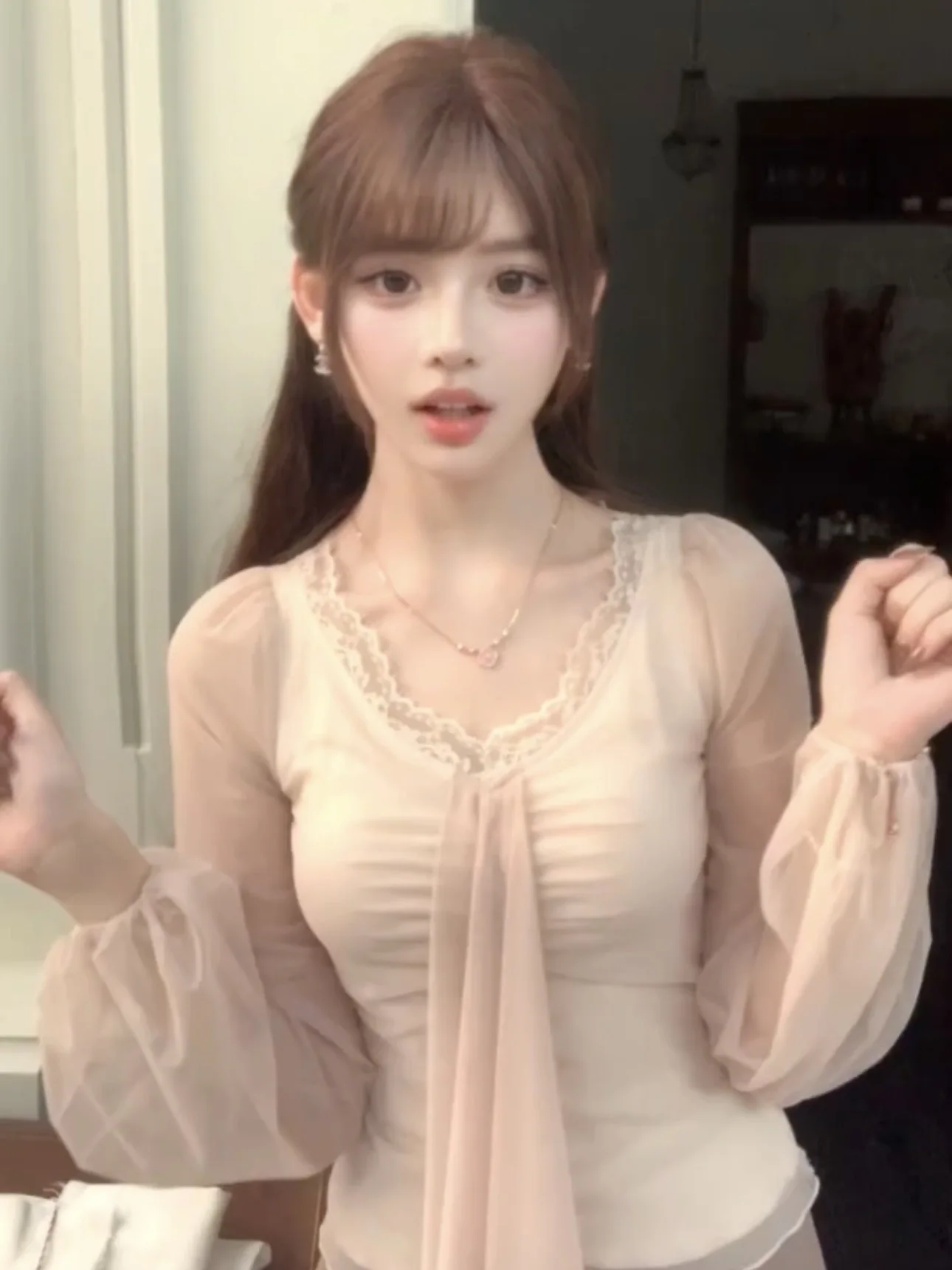 

Новая женская шифоновая блузка с V-образным вырезом и кружевной отделкой, с длинными рукавами, для ранней весны, в корейском стиле, премиум-класса, базовая модель для ношения под одеждой.