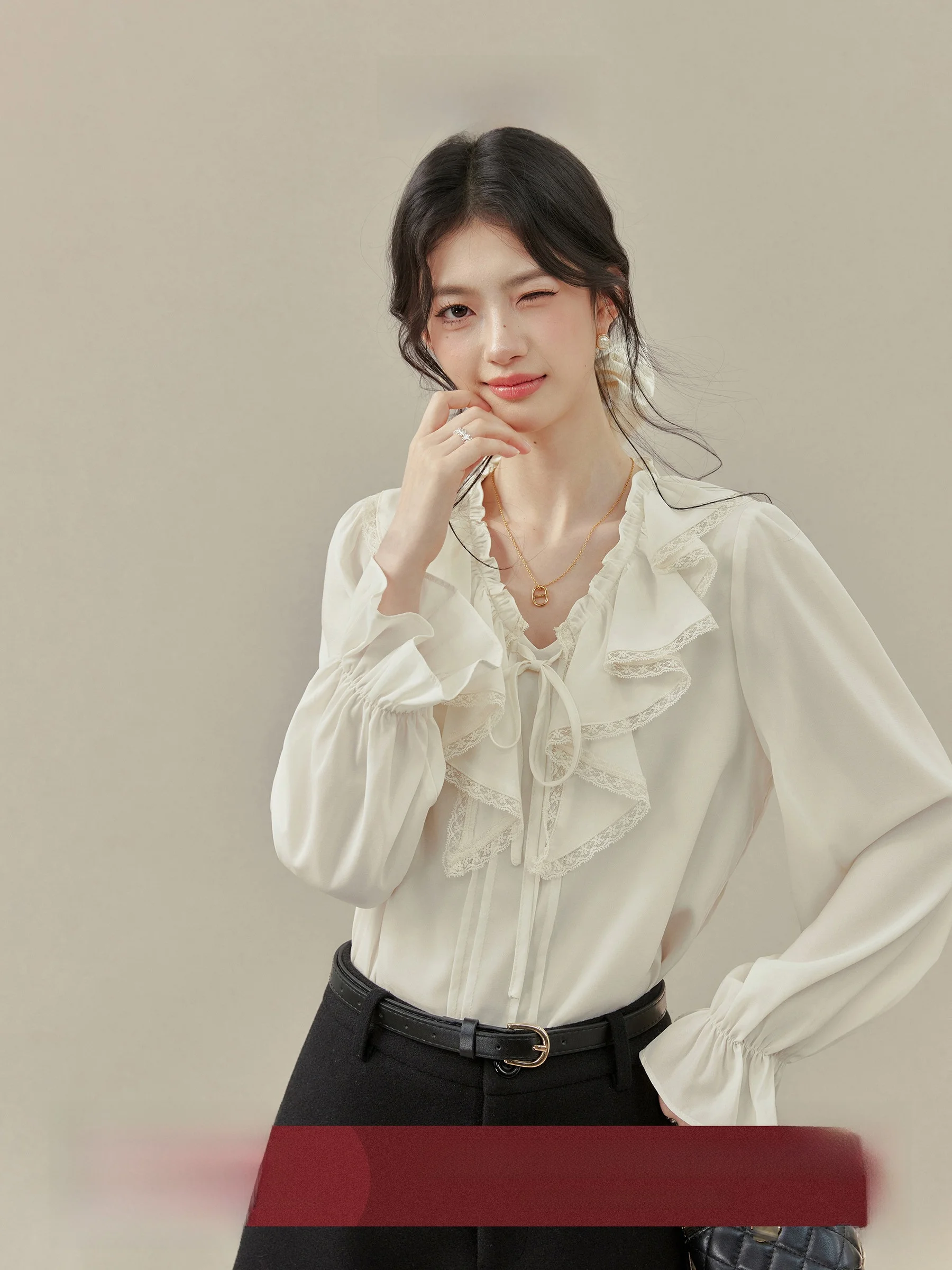 

Ele V-ne irt with Bell Sves And Lace Trim by Wang Xue Fall Inner Wear Women's Top Flounce Sve irt