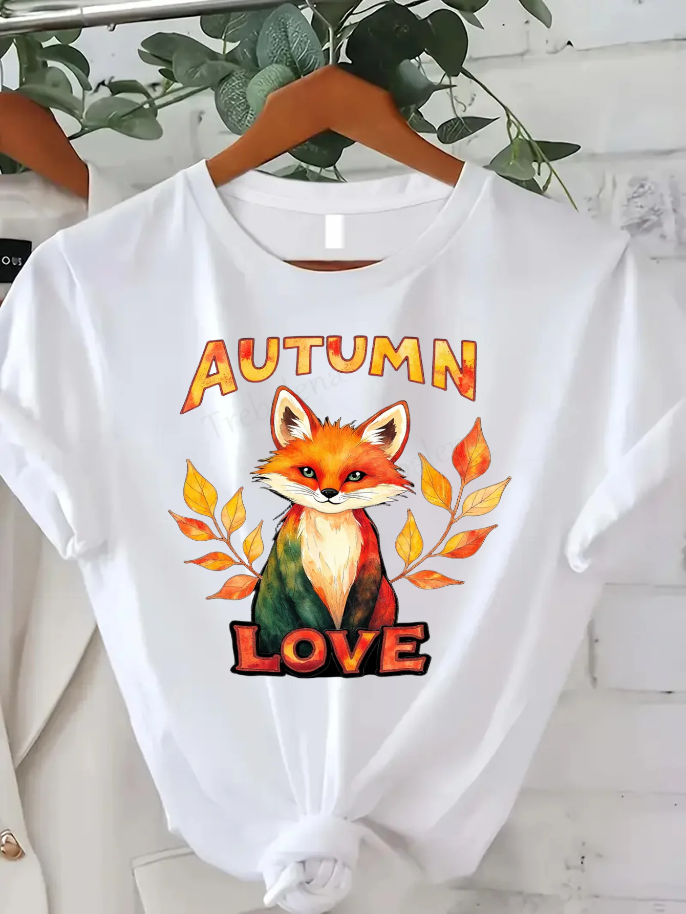 

Comfortable Women's Print T-shirt Autumn Love Fox T-Shirt - Fall Seasonal Graphic Tee for Women