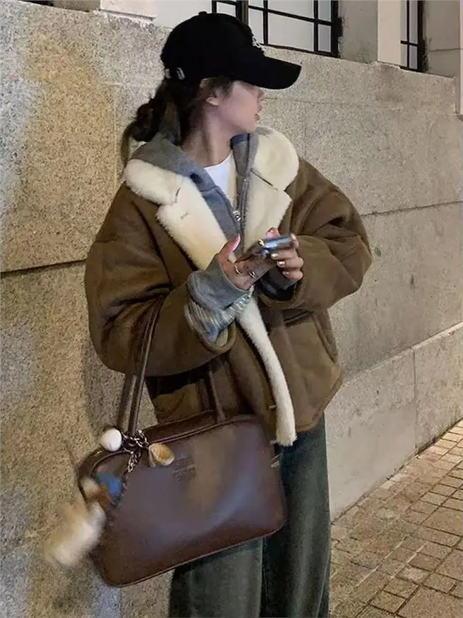 

Корейская укороченная свободная женская куртка 2026 года, осень-зима, из замши с мехом, с эффектом стройности, для повседневной носки