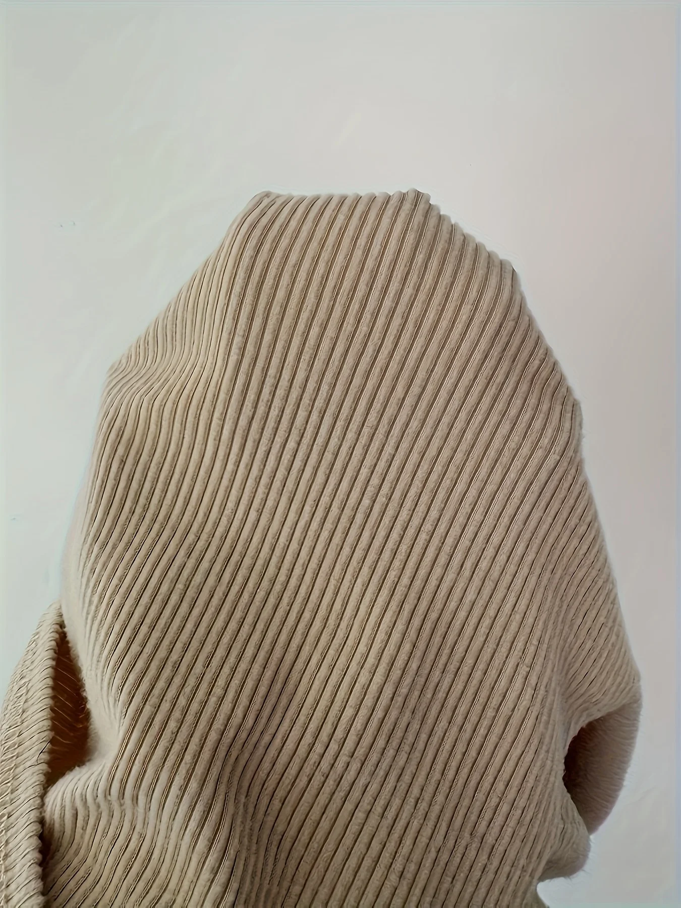 تي شيرت نسائي أنيق للخريف والشتاء محبوك بلون سادة ورقبة غير متماثلة وأكمام طويلة مطوي بقصة ضيقة أنيقة #6