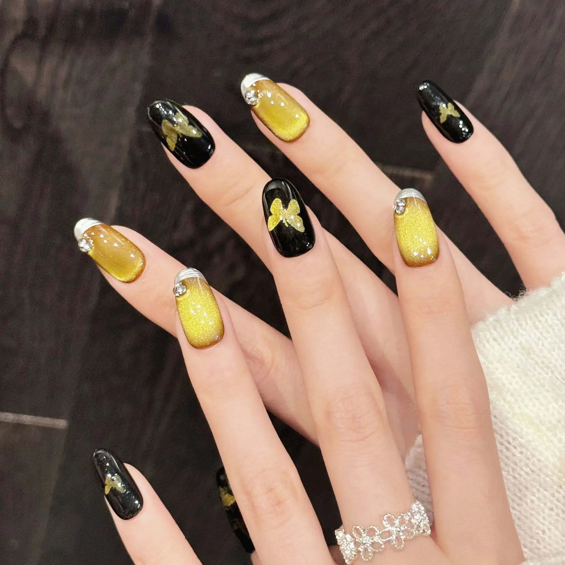 10 個の光沢のあるゴールドの蝶のプレスオンネイル、スイートクールシルバーエッジフレンチスタイルの手作り付け爪、ブラックスクエア/アーモンドフェイクネイル