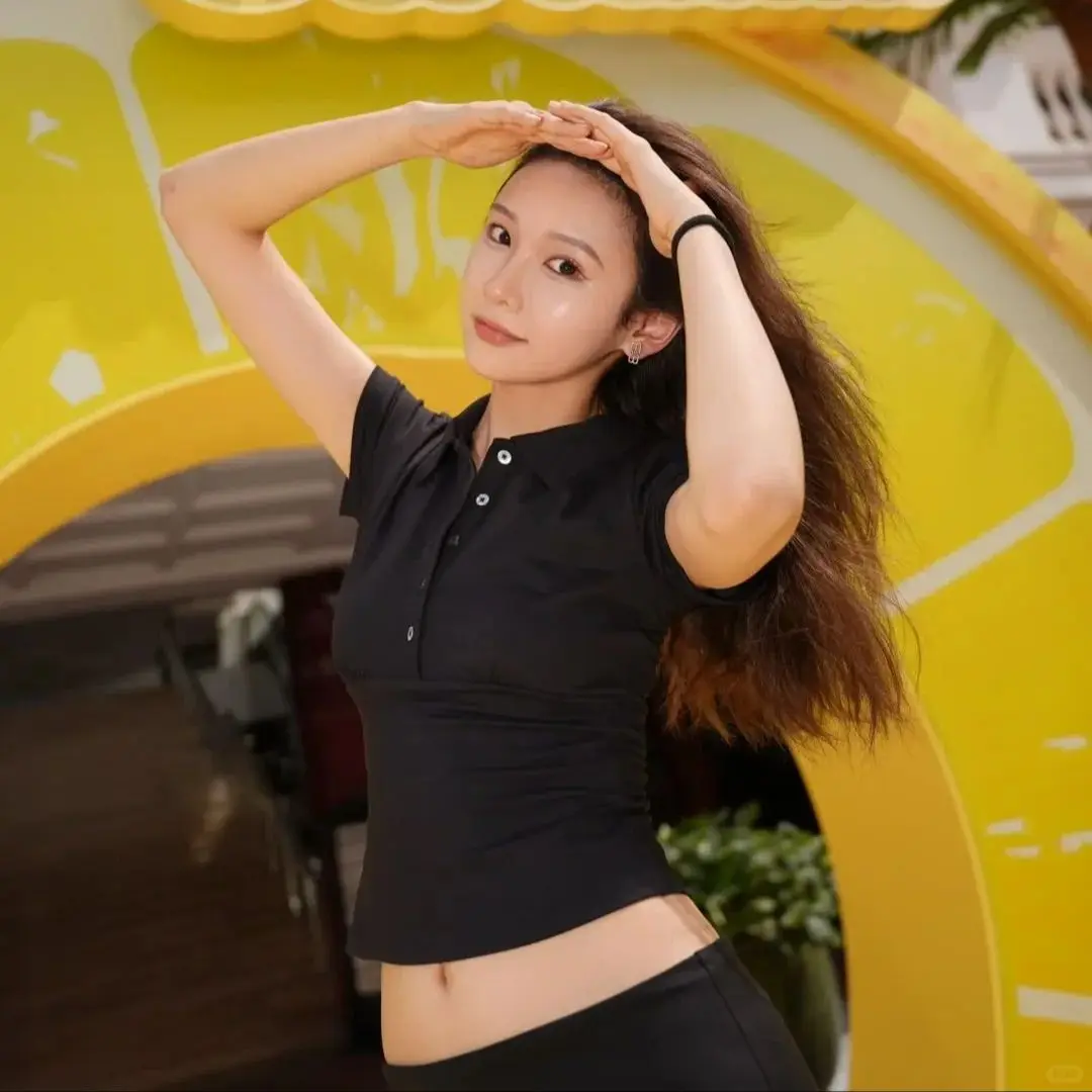 

Комплект из черного топа и юбки-майки, сексуальная облегающая мини-юбка, эффект укрепления ног, футболка-поло, модный комплект, бестселлер в магазине