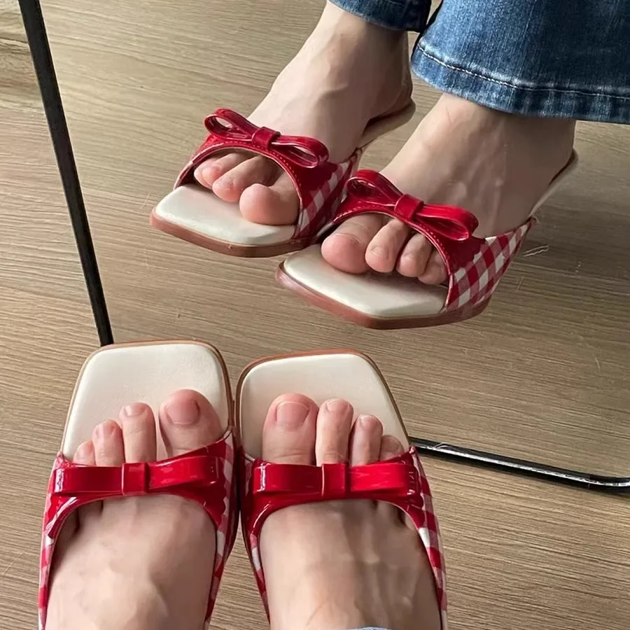 Sandal jepit karet sepatu rendah wanita 2024 sandal jari persegi hak tinggi simpul kupu-kupu Hawaiian tekstil kain slide Roma mentega