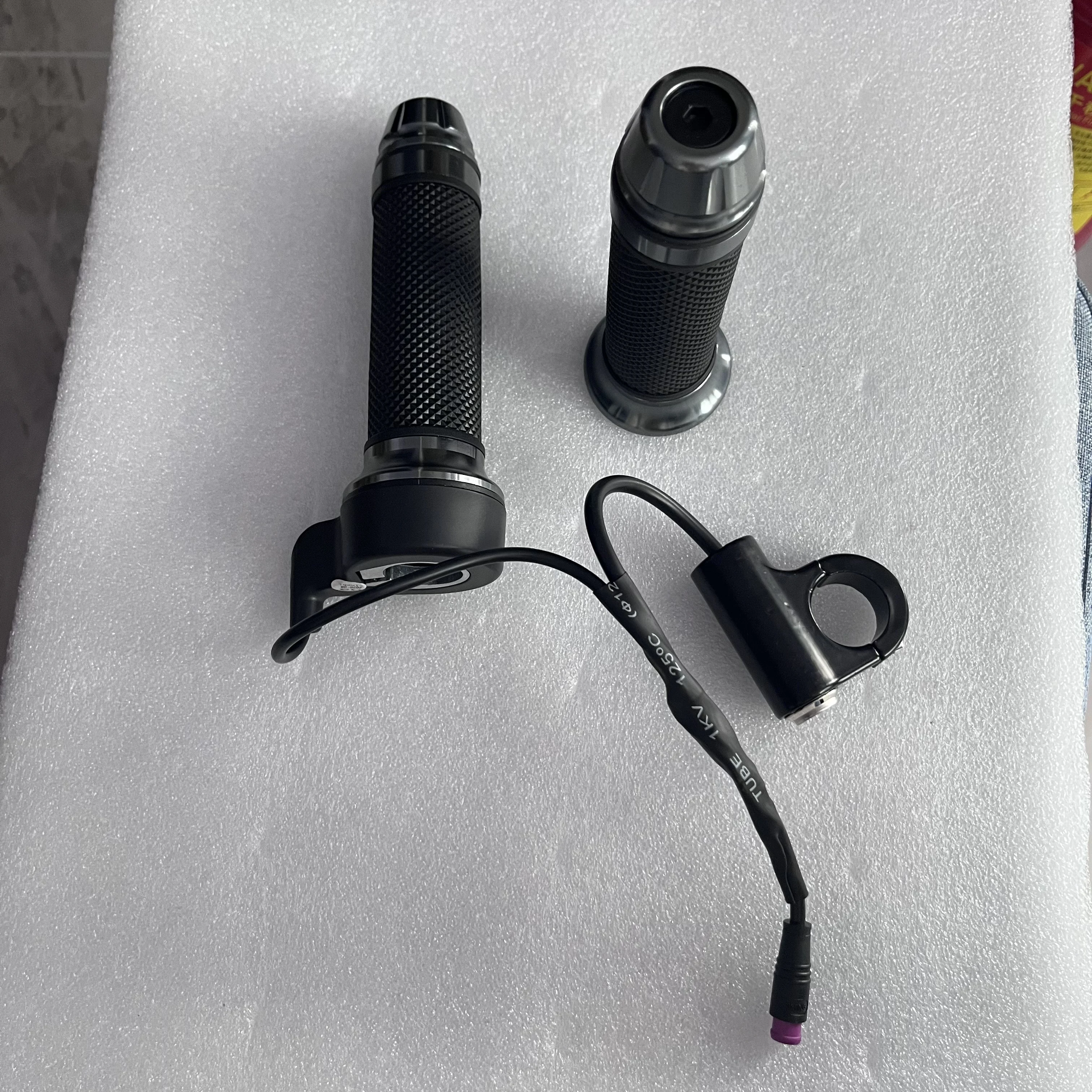

F8 Electric Scooter Full Twist Throttle Thumb Throttle Speed Accelerator Handle Grip