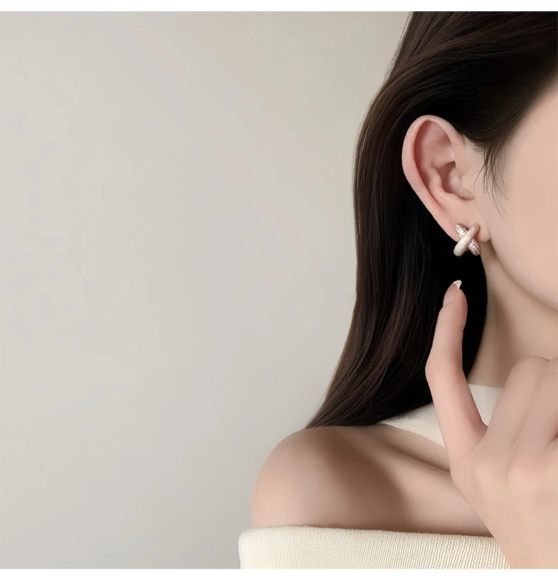 Elegante weiße Emaille-Ohrstecker mit Mikro-Zirkonia-Besatz in Goldfarbe für Damen – stilvolles High-End-Schmuck-Accessoire für Partys – Detail 8
