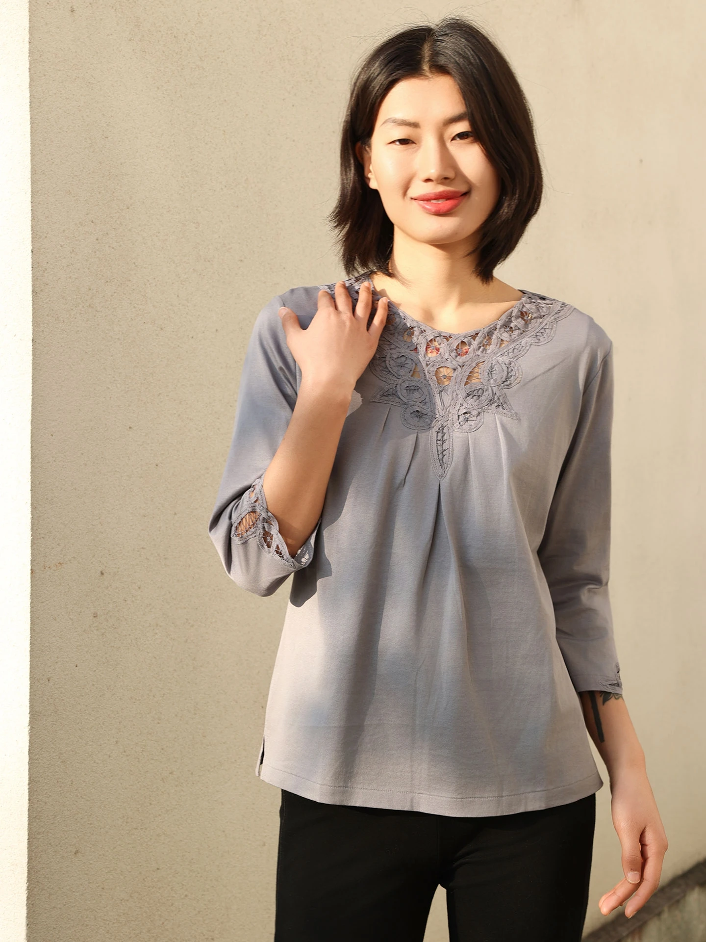 

Женская футболка из чистого хлопка с вышивкой, базовая модель с цветочным кружевом, приталенный крой, для повседневной носки