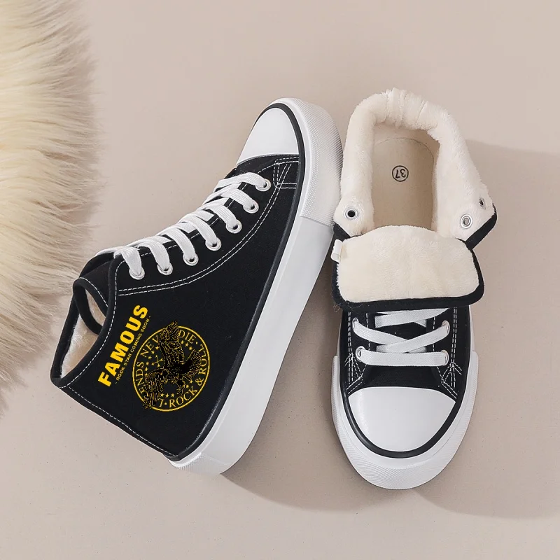 

Женские черные парусиновые кроссовки на флисовой подкладке: высокий топ на шнуровке и толстой подошве. Модно на осень и зиму, повседневная повседневная одежда.