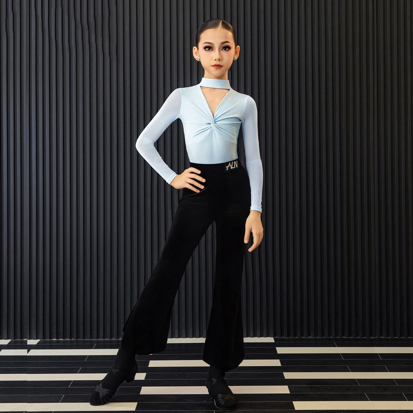 

2026 Новые костюмы для латинских танцев для девочек, синие топы, черные брюки, костюм для чача, румбы, танго, детская одежда для латинских танцев DQS21901