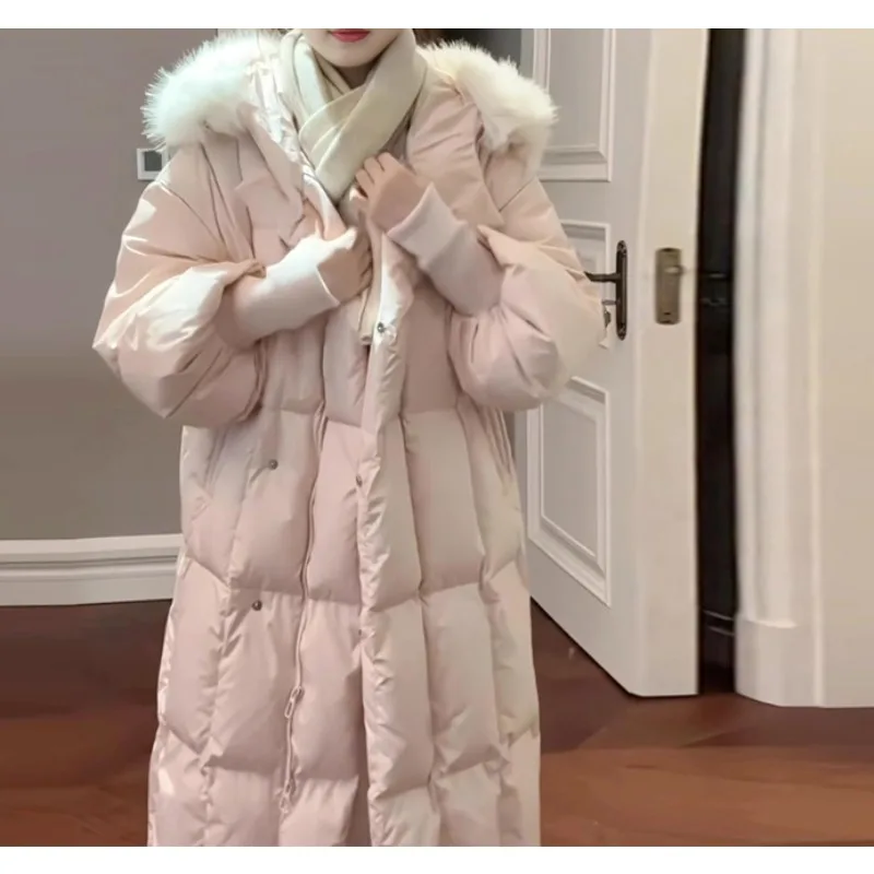 Francuski płaszcz z wysokiej jakości, delikatnej i słodkiej różowej bawełny puchowej dla kobiet, nowy model na zimę 2025, płaszcz średniej długości do kolan.