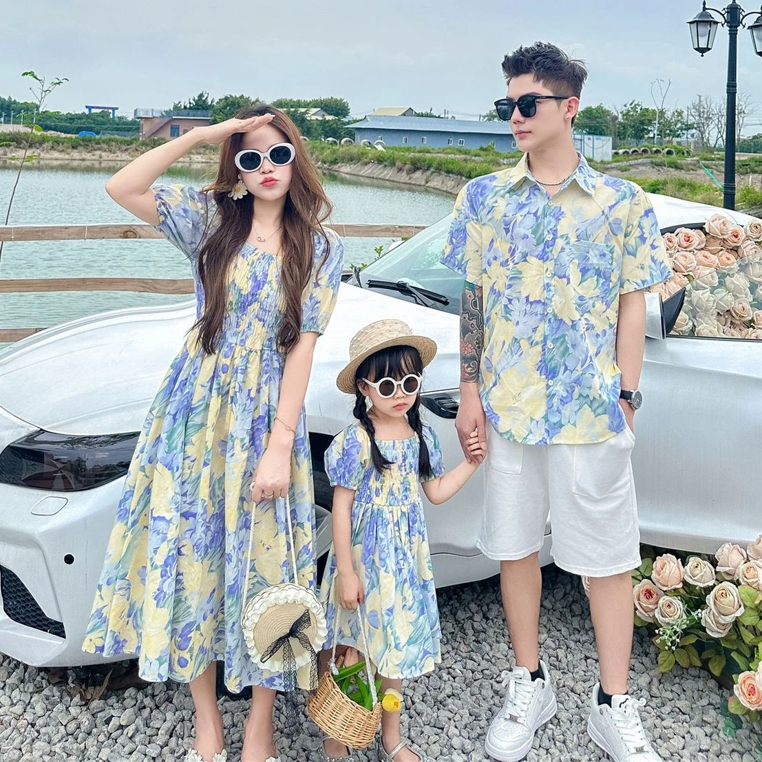 

Holiday Look Family Matching Clothes Vacation Mom Daughter Girls Smock Dress Dad Son Floral Shirts Sister Brother Twins Clothing