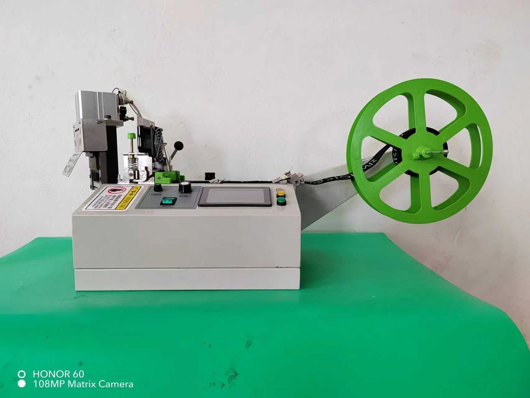 

Автоматический станок для холодной и горячей резки тканевых лент с сенсорным экраном, для резки нейлоновых строп и клейкой ленты, модель 120-L