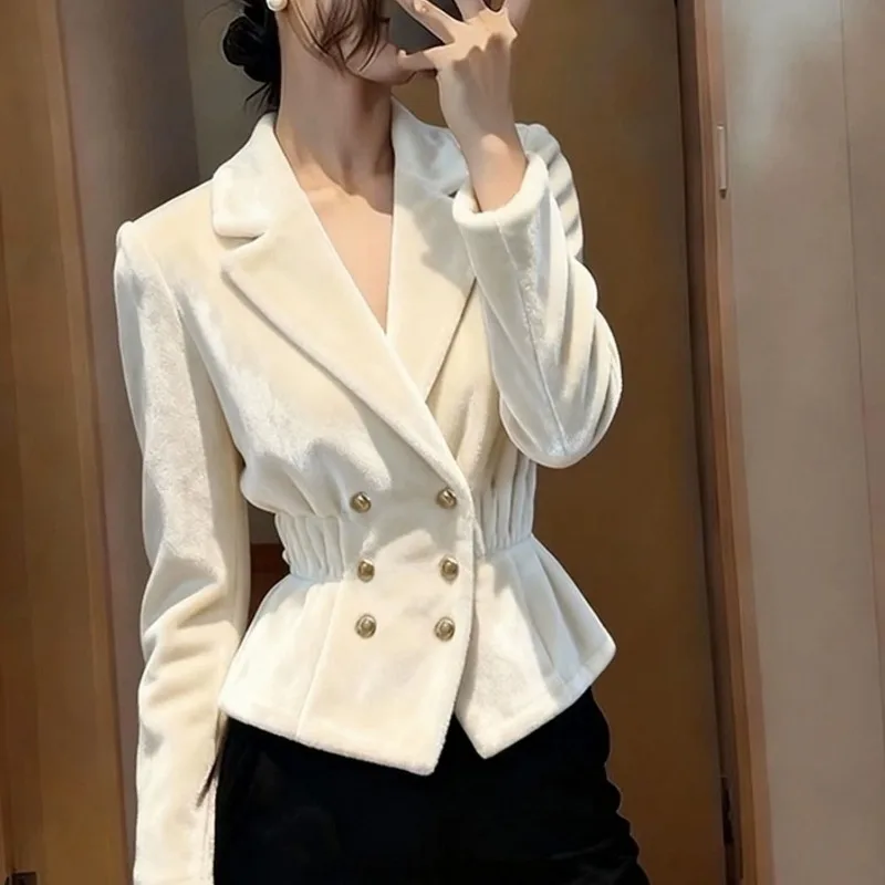 

Женское бархатное пальто для осени и зимы: элегантное, модное, молодёжное, создающее стильный образ, с эффектом коррекции фигуры.