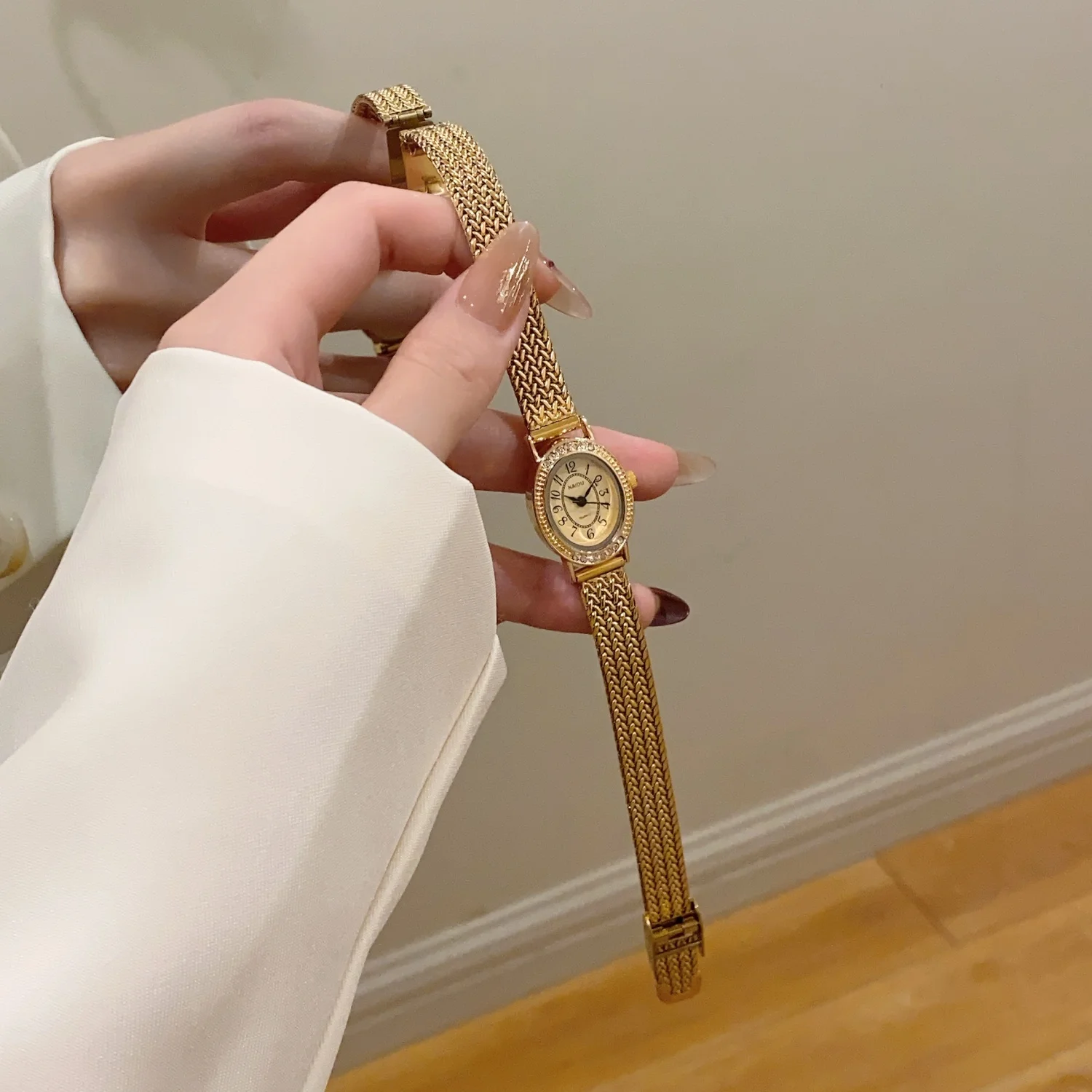 

Original Brand Oval Dial Quartz Watch for Women Luxury Gift Rhinestone Watches Adjustable Steel Gold Mesh Strap Wristwatches