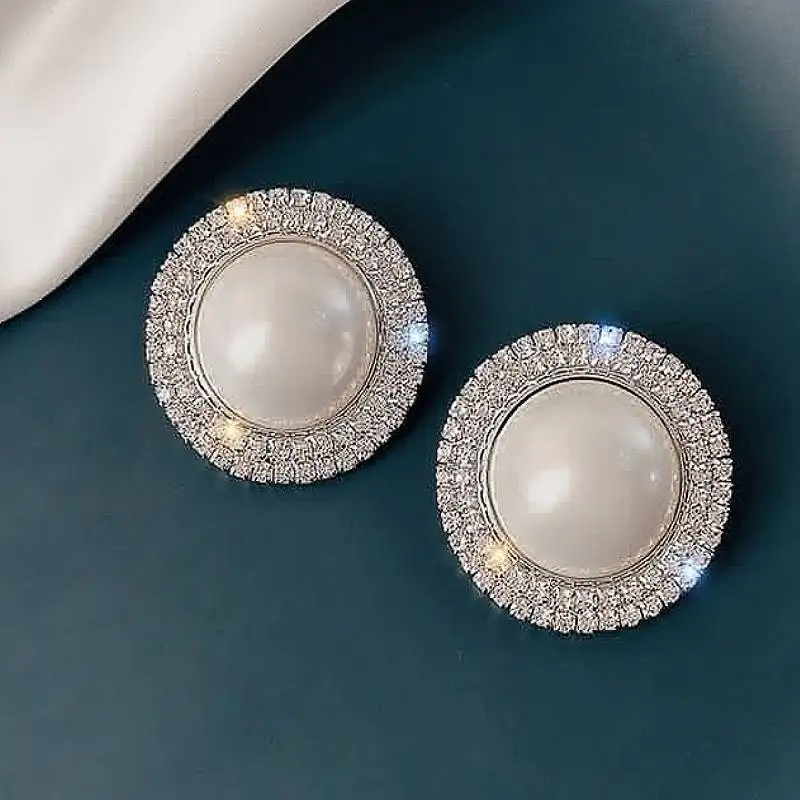 Huitan Zarte Simulierte Perle Frauen Ohrstecker Eingelegte Glänzende CZ Elegante Hochzeit Verlobung Zubehör Modeschmuck