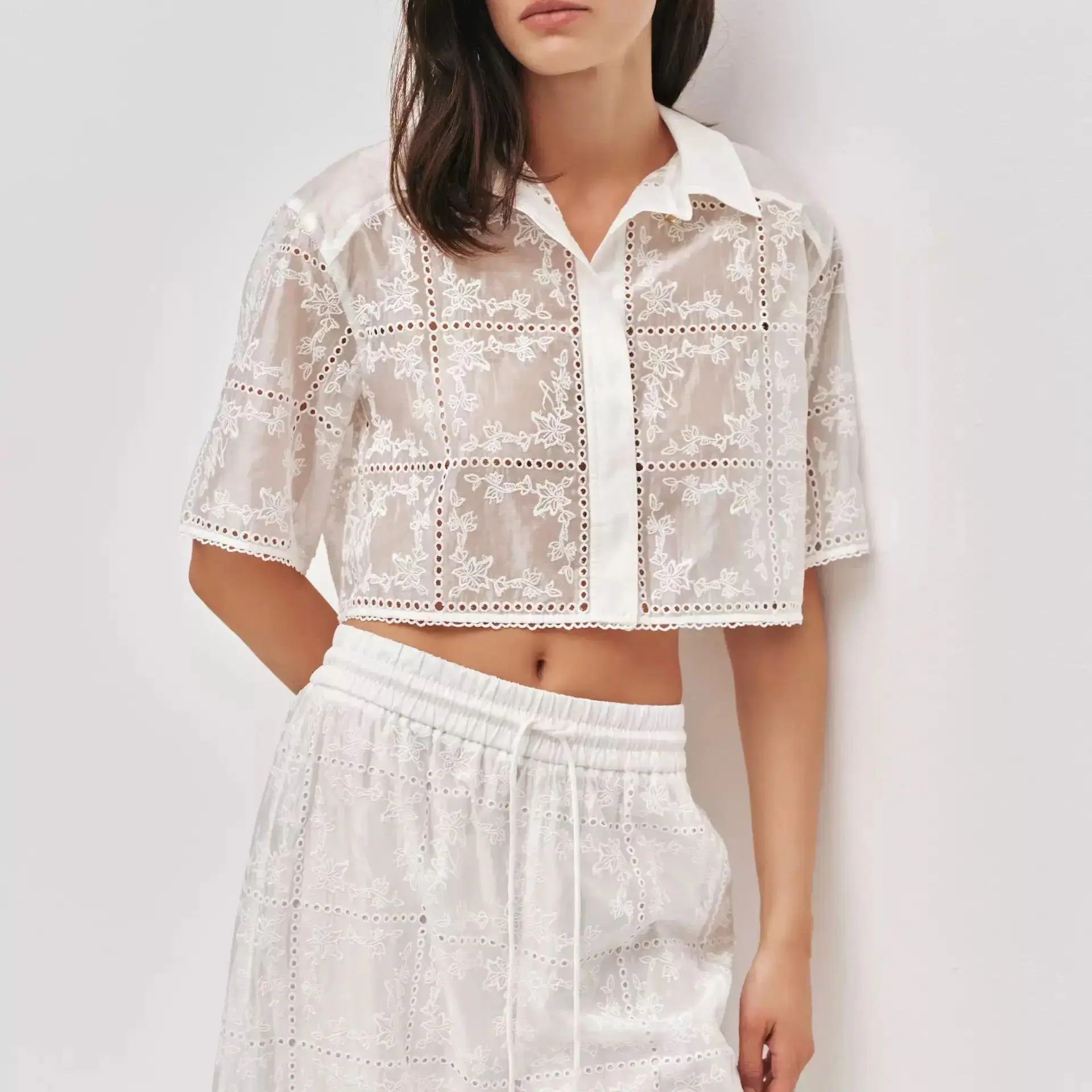 

Женский повседневный комплект с вышивкой и ажурными вставками: укороченная рубашка с коротким рукавом на пуговицах + прямые брюки с эластичным поясом