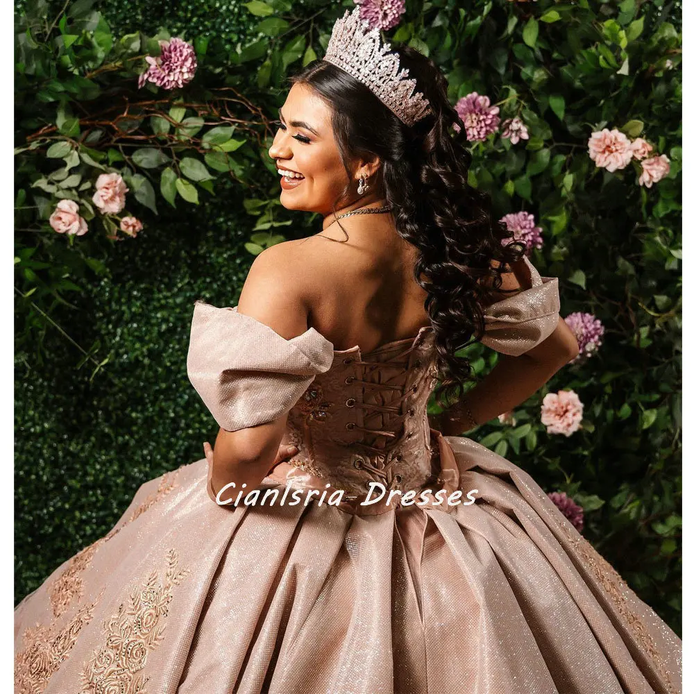 فساتين Quinceanera من الشمبانيا قبالة الكتف مزينة بالخرز كريستال الكرة ثوب الكشكشة يزين مشد الحلو 16 Vestido De XV Años