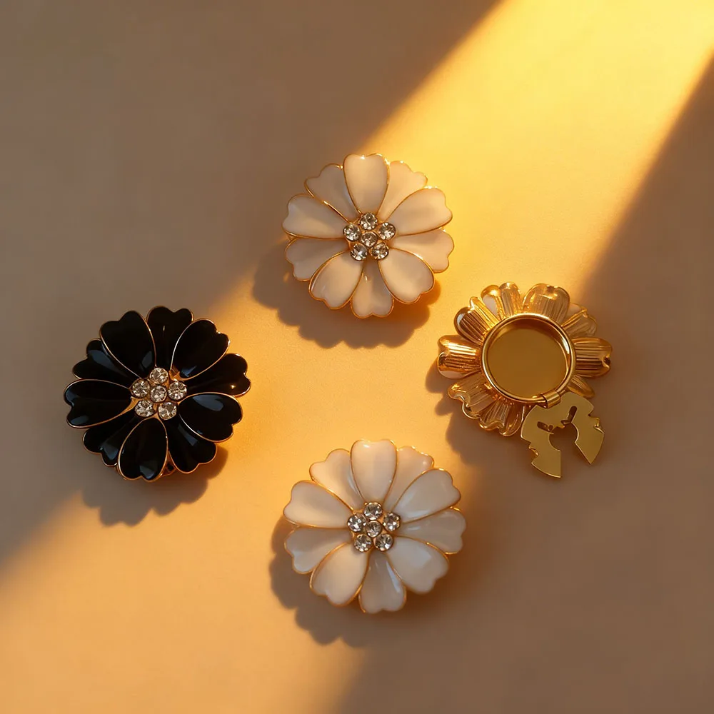 2 SZT. Modne metalowe guziki w kształcie kwiatów z kryształkami do dekoracji odzieży DIY, ozdobne guziki ze stopu do koszul i rękawów.